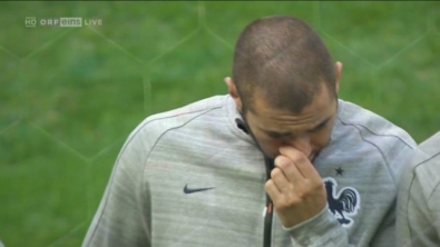 Illustration : Le net S'enflamme : Regardez l’incroyable comportement de Benzema lors de la Marseillaise avant le match !