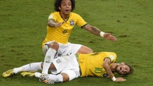 Image illustrant l'article Neymar passe à 2cm de la paralysie! Observez sa radio!