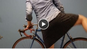 Illustration : "Astuce infaillible pour rouler à vélo en jupe! De quoi vous changer la vie!"