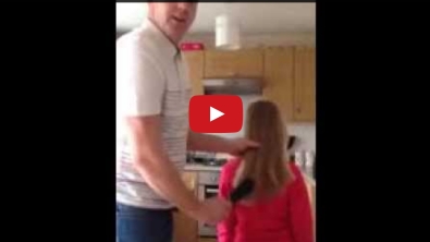 Illustration : Observez l'astuce de ce papa pour attacher les cheveux de sa fille!