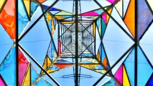 Illustration : "Une tour électrique transformée par des verres colorés."