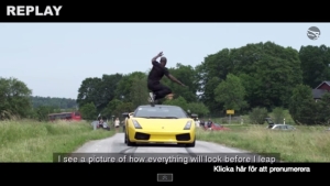 Illustration : "Il saute par dessus une Lamborghini roulant à 130 km/h "
