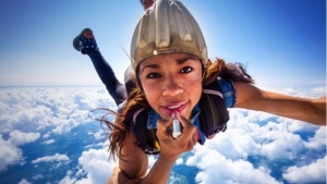 Illustration : "Un parachutiste nous fait vivre de vertigineuses sensations avec de superbes clichés"