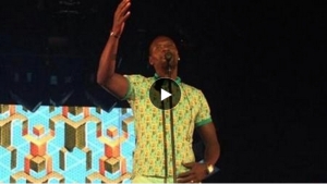 Illustration : "Quand Omar Sy chante Papaoutai lors du concert de Stromae à Nîmes..."