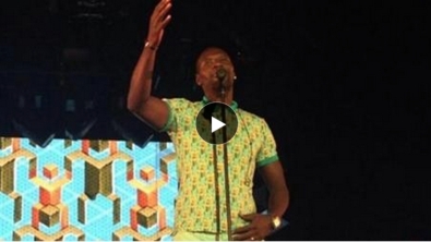 Illustration : Quand Omar Sy chante Papaoutai lors du concert de Stromae à Nîmes...