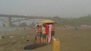 Illustration : "Ces vacanciers russes pensaient profiter du beau temps pour s'offrir une bonne baignade, mais la météo en a voulu autrement..."