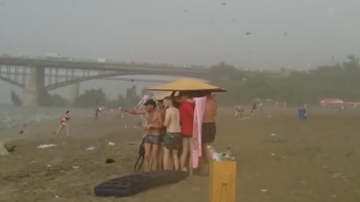 Illustration : Ces vacanciers russes pensaient profiter du beau temps pour s'offrir une bonne baignade, mais la météo en a voulu autrement...