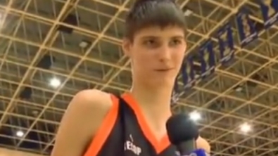 Illustration : Ce jeune basketteur roumain de 13 ans est l'enfant le plus grand d'Europe