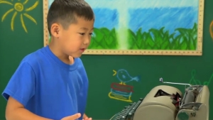 Illustration : "Observez les réactions de ces enfants face à la machine à écrire d'antan"