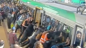 Illustration : "Voulant monter dans le métro, il se coince la jambe entre celui-ci et le quai. La solidarité des usagers fera le reste..."