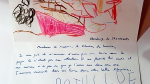 Illustration : "Une fillette envoie une lettre très mignonne pour s'excuser d'avoir pris un livre sans le payer"