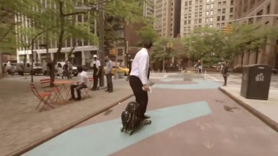 Illustration : Découvrez Movpak, le skate-sac à dos ultra pratique