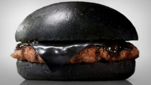 Illustration : "Un hamburger noir, avec du fromage et une sauce de la même couleur, ça vous dirait?"