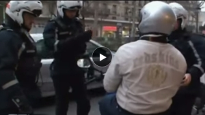 Illustration : "Sans pressions, regardez ce qu'il va oser faire face aux policiers!"