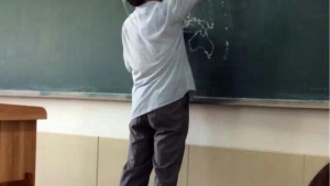 Image illustrant l'article Incroyable : ce professeur d'histoire chinois dessine la carte du monde à la main et à la perfection