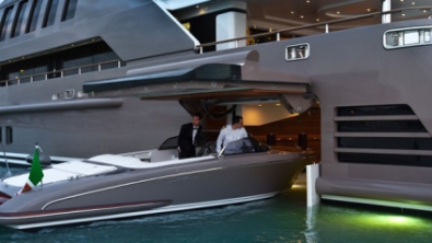 Illustration : Ce luxueux yacht abrite un hors-bord... et son garage