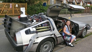 Illustration : "Il se fait construire la réplique exacte de la DeLorean, la voiture à remonter le temps de Retour vers le Futur"