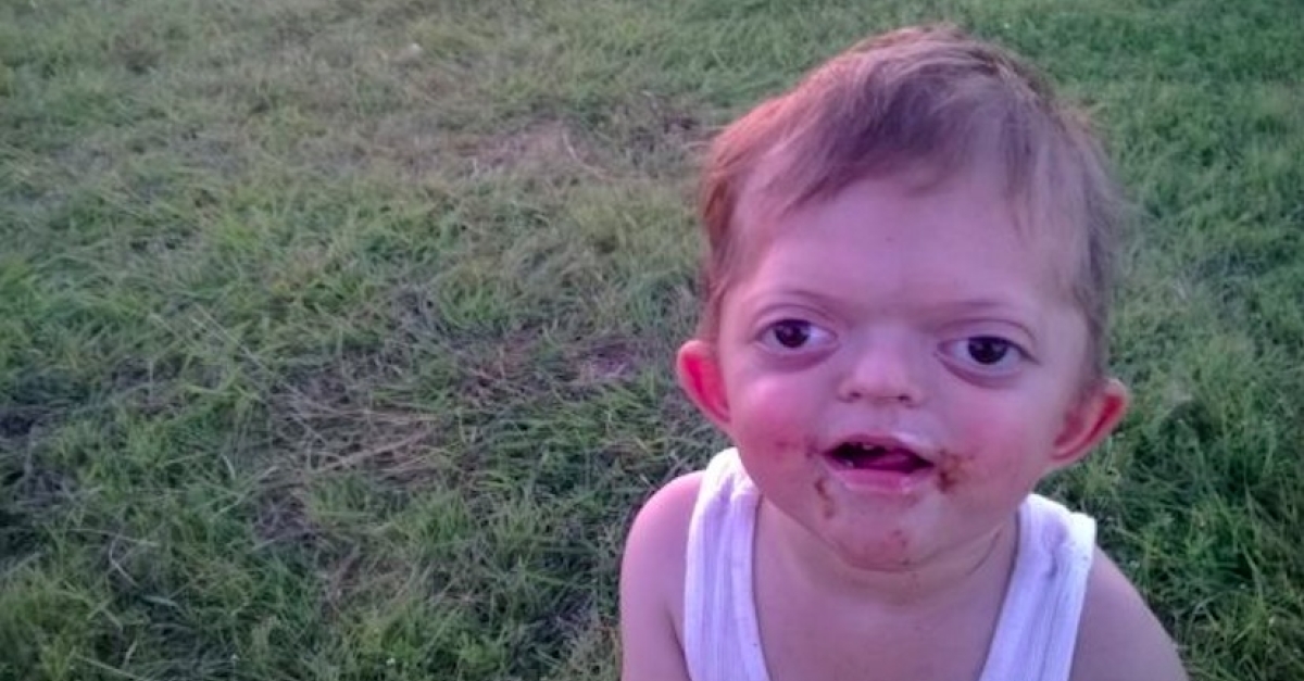On lui disait que son fils était horrifiant et laid! Sa réaction va vous mettre les larmes aux yeux!