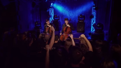 Illustration : Le public s'attendait à s'ennuyer avec ce duo de musiciens, mais c'était mal les connaître...