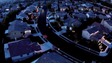 Illustration : Quand les habitants d'un quartier résidentiel synchronisent leurs illuminations de Noël : le résultat est juste impressionnant!