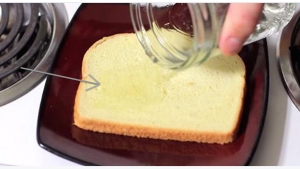 Illustration : "Verser du vinaigre sur une tranche de pain peut s'avérer plus astucieux que vous ne le pensez!"