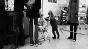 Illustration : "Cet enfant n'arrête pas de cogner cet homme avec un caddie sans que la maman ne réagisse! Sa réaction est alors parfaite!"