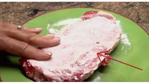 Illustration : "Mettre du bicarbonate de soude sur votre steak peut s'avérer très ingénieux! Regardez!"