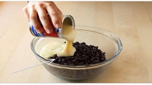 Image illustrant l'article Elle verse du lait condensé sur du chocolat, ce qu'elle prépare risque de vous faire craquer!