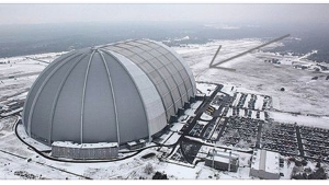 Illustration : "À première vue, ce hangar n'a pas le moindre intérêt! Il devient magique une fois qu'on passe la porté d'entrée!"