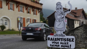 Illustration : "Dans ce petit village savoyard, les panneaux de signalisation ne manquent pas d'humour"