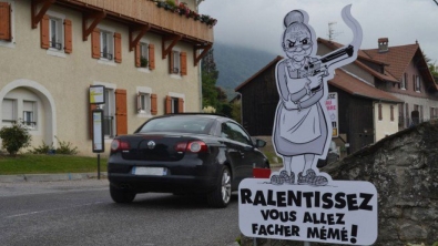 Illustration : "Dans ce petit village savoyard, les panneaux de signalisation ne manquent pas d'humour"