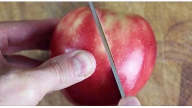 Illustration : Ce que cet homme qui coupe une pomme à la diagonale est en train de faire est ingénieux et brillant!