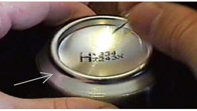 Illustration : Astuce Pratique: Il fait des trous sur la base d'une canette afin de se réaliser un petit réchaud de secours...