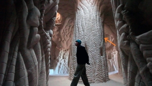 Image illustrant l'article Cet artiste, Ra Paulette, a passé plus de 10 ans dans une grotte avec son chien ! Regardez ce qu’ils ont fait !