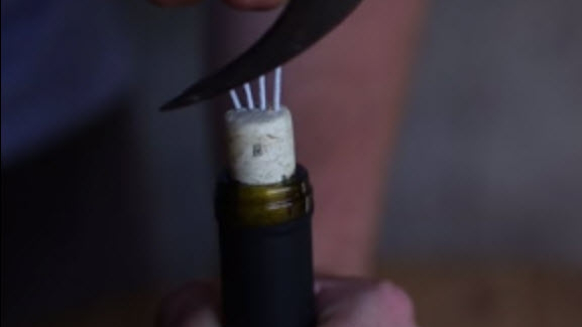Comment ouvrir une bouteille de vin sans tirebouchon 10 méthodes inédites!