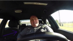Image illustrant l'article Un policier oublie que sa caméra tourne dans la voiture! Vous allez éclater de rire en voyant ce qu'il va faire!