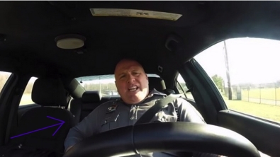 Illustration : "Un policier oublie que sa caméra tourne dans la voiture! Vous allez éclater de rire en voyant ce qu'il va faire!"