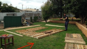 Illustration : "Regardez ce que ces amis se sont construits avec ces palettes de bois! Une bonne idée pour l'été!"