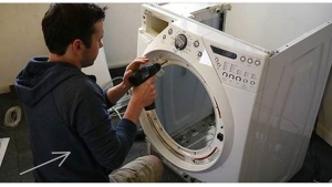 Illustration : "Regardez ce que cet homme a fait de sa machine à laver défectueuse... C'est bien pensé!"
