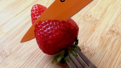 Illustration : "Il fait des incisions dans une fraise pour un résultat superbe"