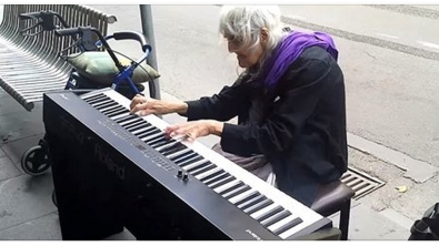 Illustration : Personne ne prêtait attention à cette dame, jusqu'à ce qu'elle s'installe derrière ce piano...