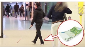 Illustration : "La réaction des gens face à un aveugle qui fait tomber un billet de 100 euros..."