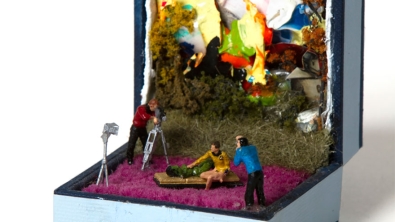 Illustration : "Il crée de superbes dioramas dans des écrins et des boîtes à bijoux"