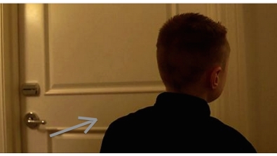 Illustration : "Un inconnu transporte un enfant dans la chambre d'un hôtel, ce qu'il s'y produit va changer sa vie..."