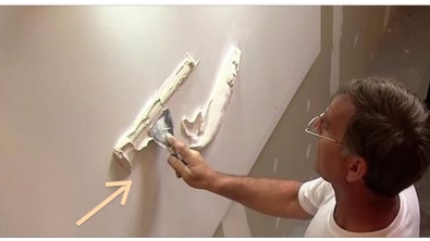 Illustration : Quand la pâte qu'il étend sur son mur sèche, le résultat est fantastique ! 