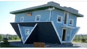 Illustration : "Cette maison bleue semble assez bizarre mais attendez de voir l'intérieur..."