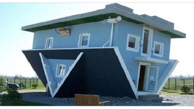 Illustration : "Cette maison bleue semble assez bizarre mais attendez de voir l'intérieur..."