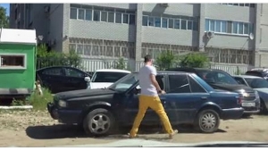 Illustration : "Quelqu'un s'est stationné devant sa voiture, il règle ça d'une manière incroyable ! Un vrai dingue."