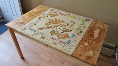 Illustration : "Il transforme sa vieille table de cuisine en plateau de Monopoly"