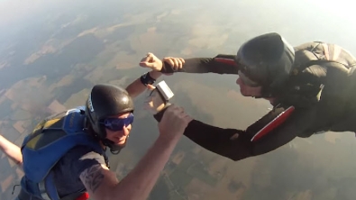 Illustration : Un parachutiste fait tomber sa caméra GoPro. Les images filmées par celle-ci durant sa chute sont impressionnantes